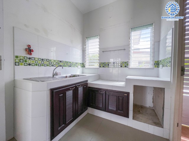 บ้านเดี่ยวมือสองย่านนครปฐม ม.พฤกษ์ลดา ปิ่นเกล้า-สาย5 เนื้อที่กว้าง 50 ตร.ว. ฟังก์ชัน 3 ห้องนอน 2 ห้องน้ำ ที่จอดรถ 2 คัน บ้านพร้อมอยู่ คุณภาพระดับแบรนด์ L&H โครงการตั้งบนทำเลเดินทางสะดวก ใกล้เซ็นทรัลศาลายา เชื่อมต่อถนนบรมราชชนนี, ถนนพุทธมณฑลสาย 5, ถนนปิ่นเกล้า-นครชัยศรี จองเลย!...